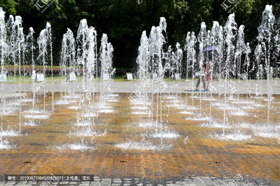 音樂噴泉凝固的水柱 藝術與自然的瞬間定格